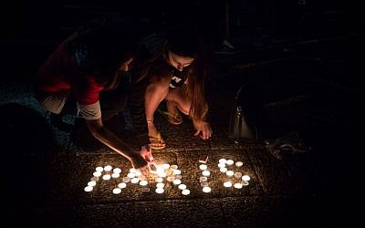 Israelis attend a rally at Rabin Square in Tel Aviv in solidarity with Paris and in tribute to the victims killed in Friday's terror attacks in Paris, November 14, 2015 (Miriam Alster/Flash90)