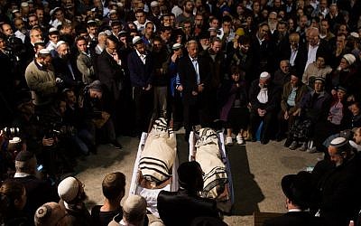 Friends and family attend the funeral of Rabbi Ya’akov Litman, 40, and his son Netanel, 18, in Jerusalem on November 14, 2015. (Yonatan Sindel/Flash90, File)