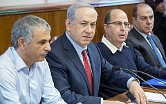 Prime Minister Benjamin Netanyahu hosts the weekly cabinet meeting in Jerusalem, on November 15, 2015. (Emil Salman/Flash90/Pool)