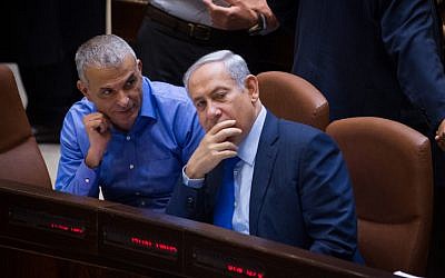 File: Prime Minister Benjamin Netanyahu (right) speaks with Finance Minister Moshe Kahlon during a plenum session at the Knesset on November 16, 2015. (Miriam Alster/Flash90)