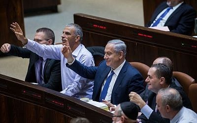 Prime Minister Benjamin Netanyahu and Finance Minister Moshe Kahlon during vote on the state budget for 2015-2016, November 18, 2015. (Photo by Yonatan Sindel/Flash90)