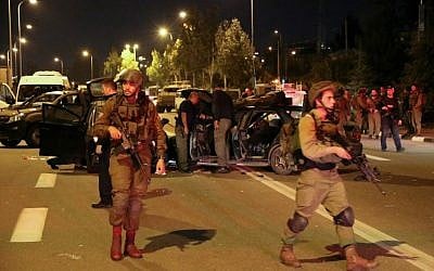 Israeli security forces and rescue personnel at the scene of a drive-by shooting near the West Bank settlement of Alon Shvut, in the Etzion Bloc, November 19, 2015. (Photo by Gershon Elinson/Flash90)