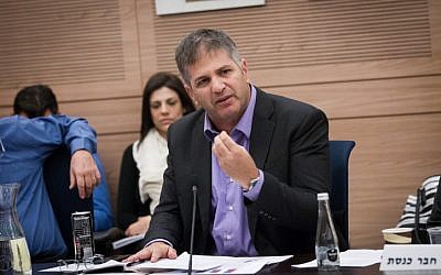 Likud MK Yoav Kisch attends a discussion regarding a legislation deferring mandatory haredi conscription until 2023, at a Foreign Affairs and Defense Committee meeting in the Israel parliament. November 19, 2015. (Miriam Alster/FLASH90)