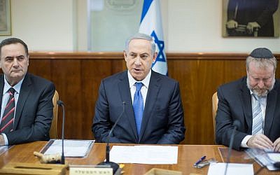 Prime Minister Benjamin Netanyahu leads the weekly government meeting in Jerusalem, November 22, 2015. (Photo by Emil Salman/Haaretz)