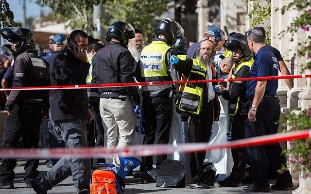 Israeli security forces evacuate shocked passer byers from the scene of a stabbing attack by the Mahane Yehuda market in central Jerusalem, November 23, 2015. (Photo by Yonatan Sindel/Flash90)