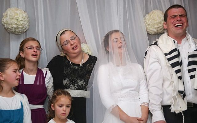 Bride Sarah Litman and groom Ariel Beigel sing during the wedding ceremony at the Jerusalem International Convention Center on November 26, 2015. (Hadas Parush/Flash90) Bride Sarah Litman and groom Ariel Beigel sing during the wedding ceremony at the Jerusalem International Convention Center on November 26, 2015. (Hadas Parush/Flash90)