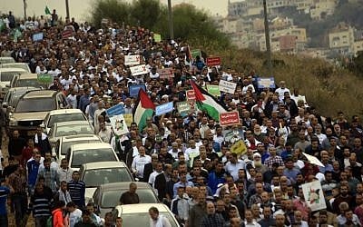 Thousands of supporters of the Islamic Movement in Israel, and its Northern Branch leader, Sheikh Raed Salah, demonstrate against Israel's recent decision to outlaw the Northern Branch, on November 28, 2015, in Umm el Fahem, northern Israel. (Photo by Muammar Awad/Flash90)