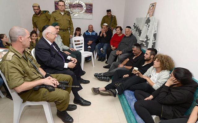 President Reuven Rivlin visits the bereaved family of Ziv Mizrahi, who was stabbed to death at a West Bank gas station. November 26, 2015 (Mark Neyman/GPO) 