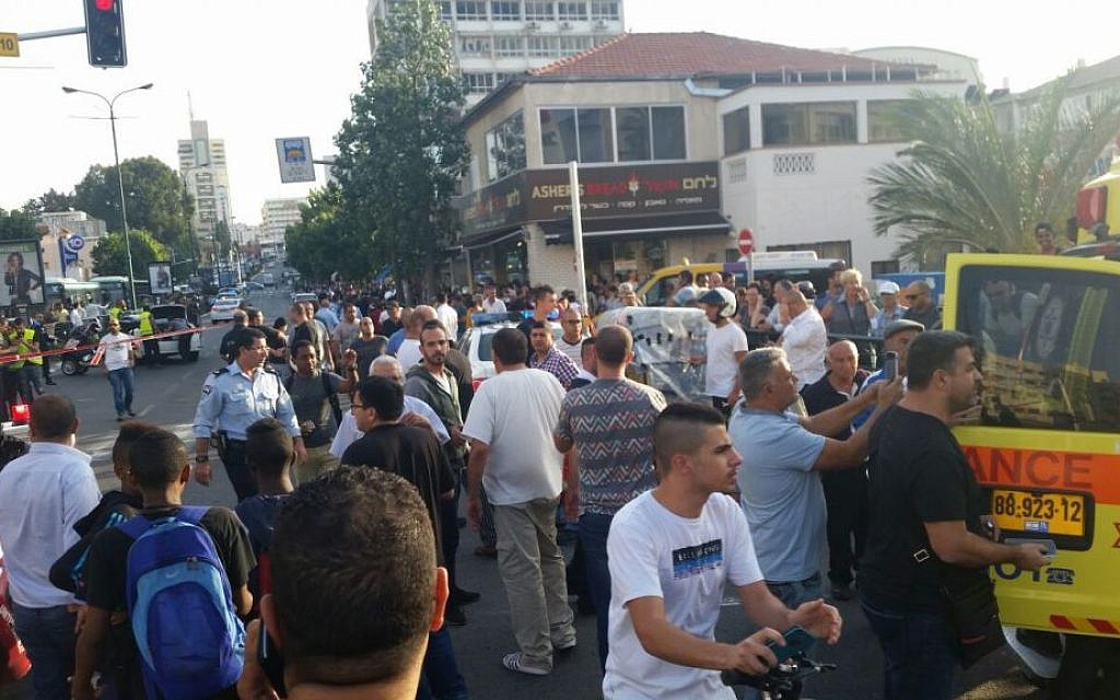 Medics at the scene of a stabbing attack in Rishon Lezion on Monday, November 2, 2015 (Magen David Adom) Medics at the scene of a stabbing attack in Rishon Lezion on Monday, November 2, 2015 (Magen David Adom)