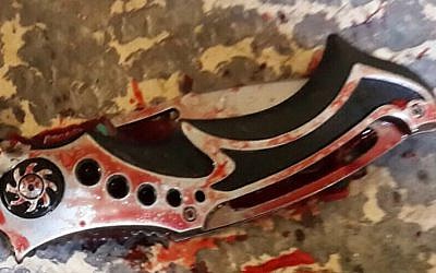 The knife of a Palestinian assailant who stabbed a Border Police officer in Jerusalem's Old City, November 29, 2015. (Israel Police)