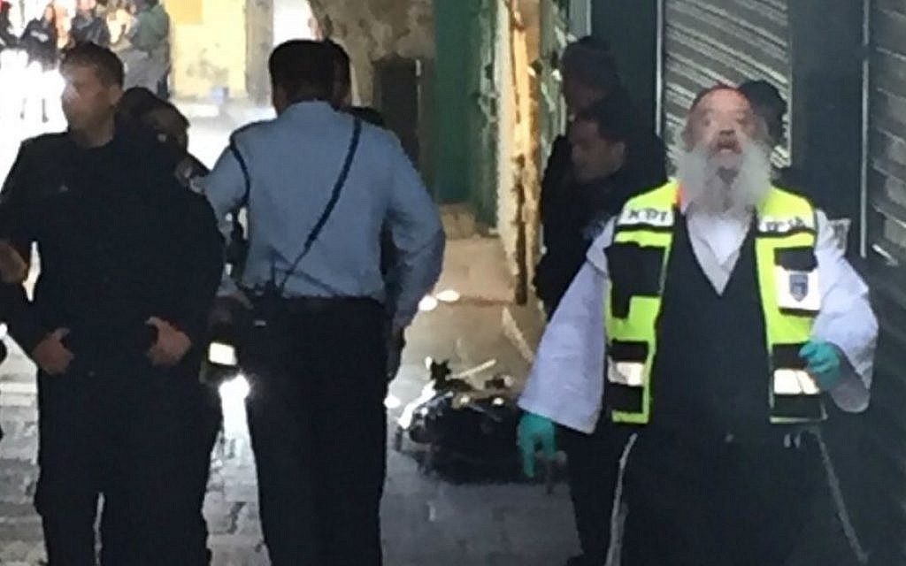 Police and rescue personnel at the site where a Palestinian assailant stabbed a Border Police officer near Damascus Gate in Jerusalem's Old City, November 29, 2015. (Israel Police)