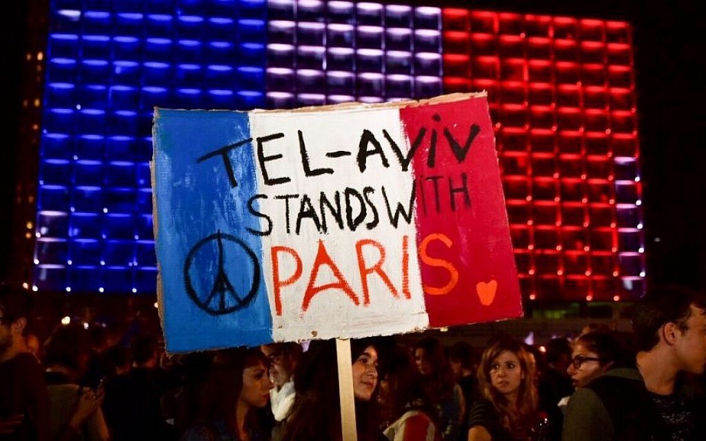 Israeli gather in tribute to the victims of Paris' attacks, at Rabin Sq. on November 14, 2015.  (Alexi Rosenfeld, courtesy)