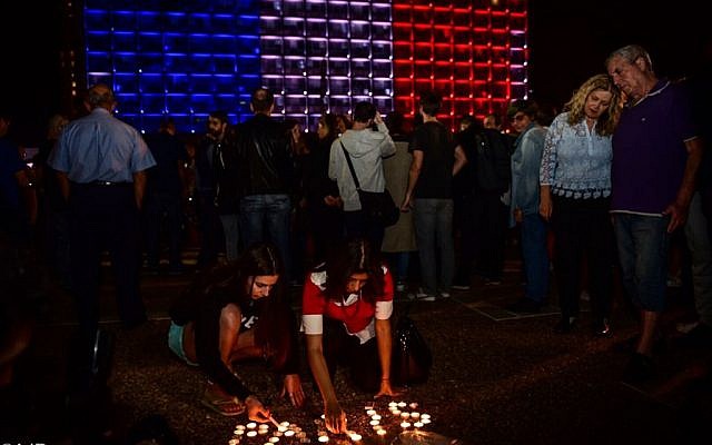Israelis gather in tribute to the victims of the Paris attacks, at Rabin Sq. on November 14, 2015. (Alexi Rosenfeld, courtesy) 
