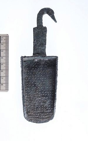 The duck-headed handle of a Hellenistic-era incense shovel found at Khirbet el-Eika in the eastern Galilee in 2015. Courtesy: Uzi Leibner, The Hebrew University; Photo: Tal Rogovski)