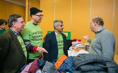 London mayoral candidate Sadiq Khan (2nd right) and Labour politician Andrew Dismore (left) pack parcels for the elderly at Belsize Square Synagogue on November 22, 2015. (Yakir Zur)