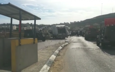 Soldiers and paramedics arrive on the scene of a stabbing outside of Hebron on November 25, 2015. (Magen David Adom)