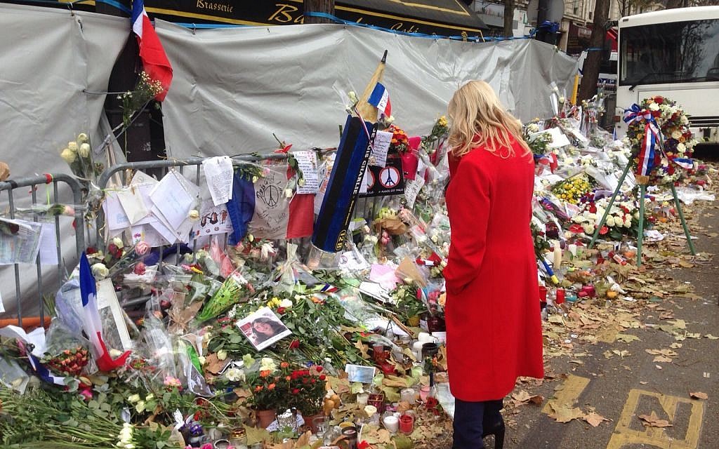 Sara Netanyahu pays tribute to victims of the Paris terror attack on Monday, November 30, 2015 (courtesy)