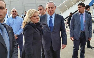 Prime Minister Benjamin Netanyahu prepares to board a plane headed to the US, November 8, 2015 (PMO) Prime Minister Benjamin Netanyahu prepares to board a plane headed to the US, November 8, 2015 (PMO)