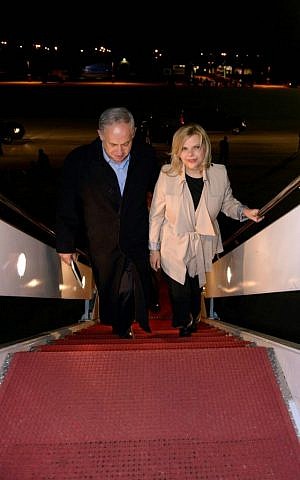 PM Benjamin Netanyahu and his wife Sara board their Boeing 777 in Washington en route to Tel Aviv, Wednesday, November 11, 2015 (GPO)