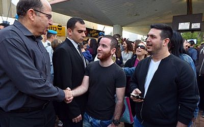 Defense Minister Moshe Ya'alon meets with new recruits at the IDF's enlistment center in Kiryat Ono outside of Tel Aviv on November 30, 2015. (Ariel Hermoni/Ministry of Defense)
