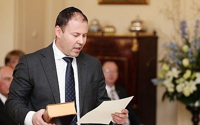 Resources, Energy and Northern Australia Minister Josh Frydenberg is sworn in by Governor-General Sir Peter Cosgrove during the swearing-in ceremony of the new Turnbull Government at Government House on September 21, 2015 in Canberra, Australia(Photo/Stefan Postles/Getty Images/Pool Via AP)
