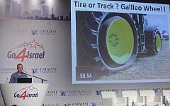Alon Hayka (L) presents Galileo Tires to an audience at the Go4Isreal event, October 26, 2015 (COurtesy)