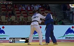 Israel's Yarden Gerbi (left) competes at the Abu Dhabi Judo Grand Slam wearing Internaitonal Judo Federation (IJF) uniform, in a tournament held on October 31 2015. (Screen capture YouTube)