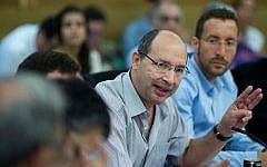 Chairman of the Histadrut labor union Avi Nissenkorn (center) speaks in the Knesset on August 30, 2015. (Yonatan Sindel/Flash90)
