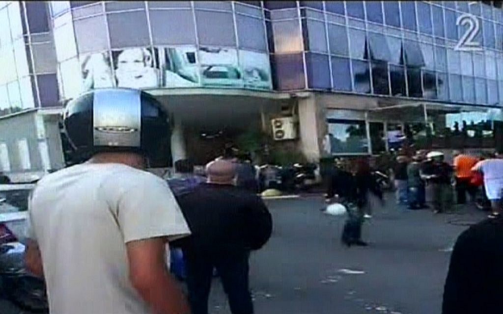 The scene of a stabbing attack in Tel Aviv on November 19, 2015. (Screen capture: Channel 2) The scene of a stabbing attack in Tel Aviv on November 19, 2015. (Screen capture: Channel 2)