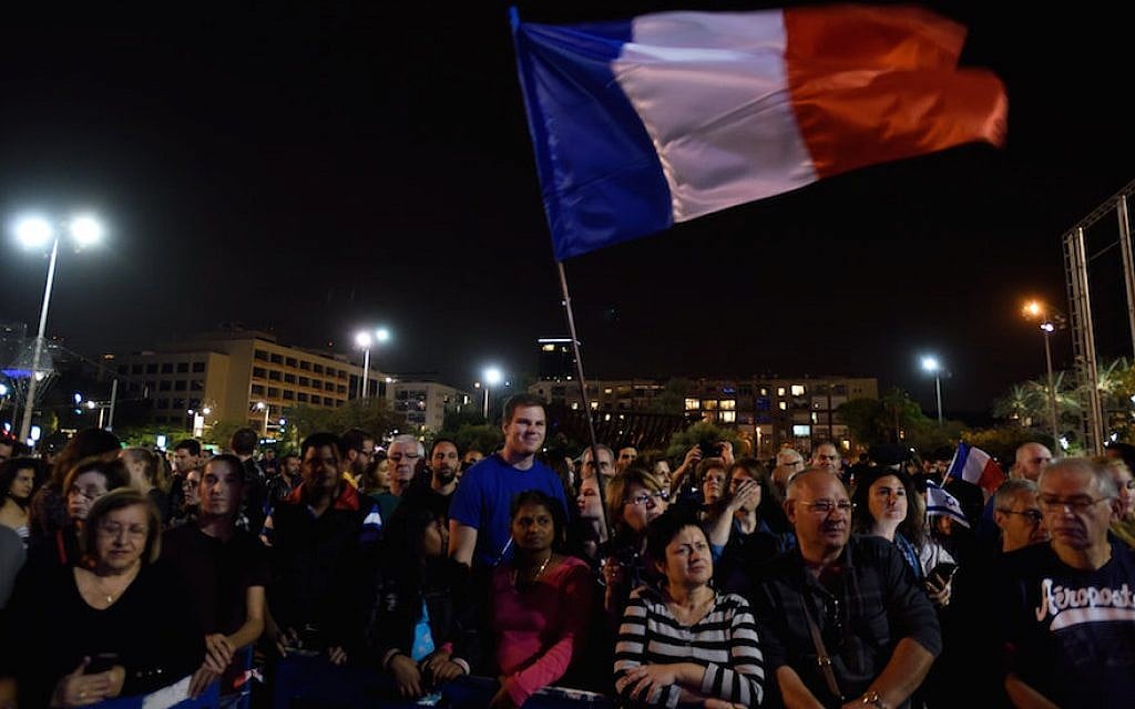 Hundreds of Israelis at a rally in Rabin Square in Tel Aviv in solidarity with Paris, November 14, 2015. (Gili Yaari/FLASH90) Hundreds of Israelis at a rally in Rabin Square in Tel Aviv in solidarity with Paris, November 14, 2015. (Gili Yaari/FLASH90)