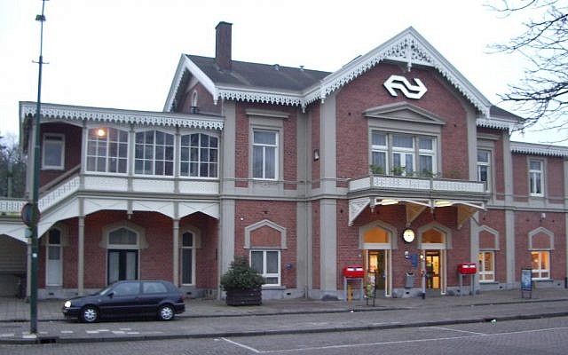 The railway station in Baarn, Netherlands. (CC BY-SA, Wikimedia)