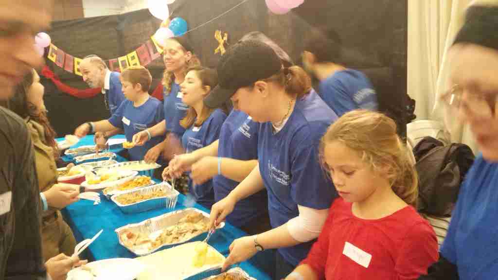Volunteers dish out Thanksgiving fare to lone soldiers, Nov. 26, 2015 (Simona Weinglass/The Times of Israel)