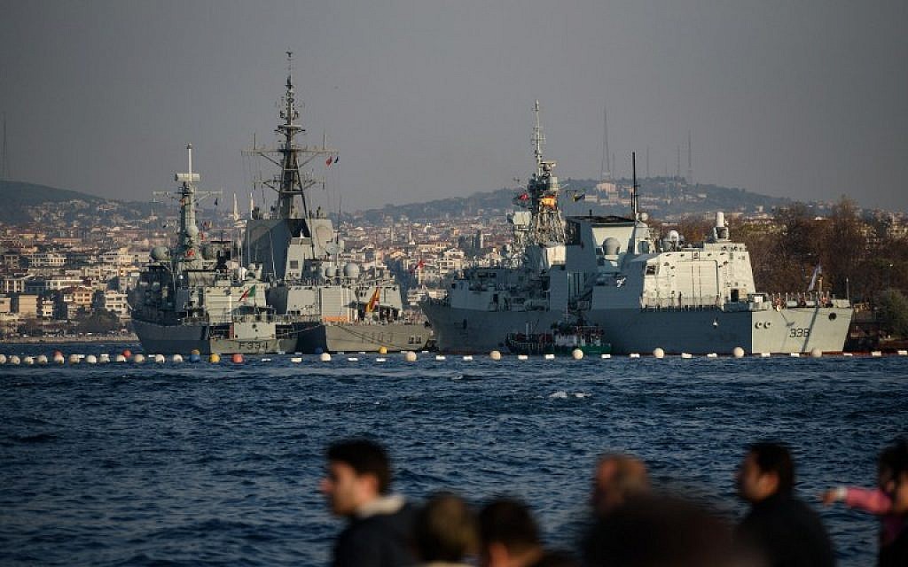 NATO frigates Sps Blas De Lezo of Spain (front r), Dom Francisco De Almeida of Portugal (front L) and HMCS Winnipeg of Canada (back) are docked at Sarayburnu port in Istanbul on December 6, 2015. (AFP / OZAN KOSE)