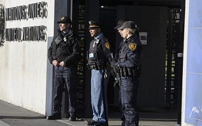 Security forces stand guard at the entrance of the United Nations headquarter in Geneva on December 10, 2015 after Swiss police declared actively searching the city for suspects who may be linked to last month's attacks in Paris. (AFP / Richard Juilliart)