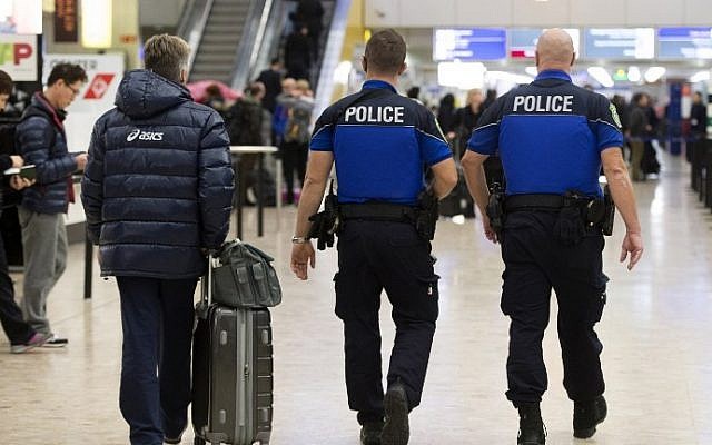 Security forces patrol at the airport in Geneva on December 10, 2015, after police raised the alert level and searched the city for several suspected jihadists believed to have links to the Islamic State. (AFP / Richard Juilliart)
