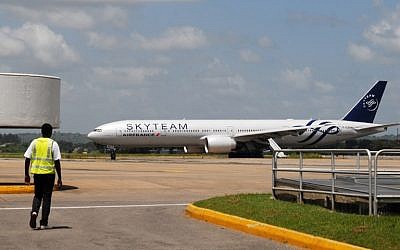 Air France flight from Mauritius to Paris grounded at the Moi International Airport in Mombasa, after a suspected bomb was found on board, December 20, 2015. (Photo by AFP)