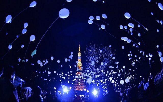 People release balloons to celebrate the New Year at the Prince Park Tower in Tokyo on January 1, 2016.
(AFP/Kazuhiro Nogi) People release balloons to celebrate the New Year at the Prince Park Tower in Tokyo on January 1, 2016.
(AFP/Kazuhiro Nogi)