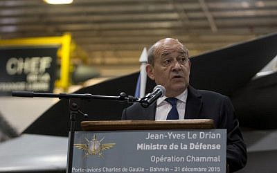 French Defense Minister Jean-Yves Le Drian delivers a speech to the crew during a visit to France's Charles de Gaulle aircraft carrier on New Year's Eve, December 31, 2015 in Manama. (AFP / POOL / KENZO TRIBOUILLARD)