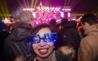 A Japanese tourist attends a New Year's party on December 31, 2015 at the Brandenburg Gate in Berlin.  (AFP / dpa / Wolfram Kastl)