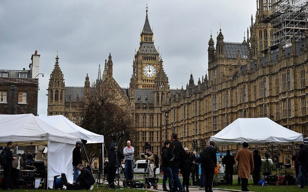 A general view shows news crews gathering outside the Houses of Parliament in London on December 2, 2015 where MPs were debating a motion to join air strikes on Islamic State group targets in Syria. (AFP/BEN STANSALL)