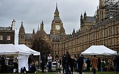 A general view shows news crews gathering outside the Houses of Parliament in London on December 2, 2015 where MPs were debating a motion to join air strikes on Islamic State group targets in Syria. (AFP/BEN STANSALL)