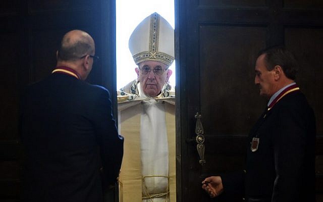 Pope Francis opens the "Holy Door" at St Peter's Basilica to mark the start of the Jubilee Year of Mercy, the Vatican, December 8, 2015. (AFP/ALBERTO PIZZOLI)