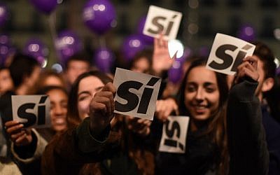 Supporters of left wing party Podemos leader and candidate for the upcoming December 20 general election, Pablo Iglesias hold sheets reading "Yes" during the Spain's general elections in Madrid on December 20, 2015. (AFP PHOTO/PEDRO ARMESTRE)