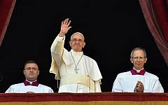 Pope Francis waves from the balcony of St Peter's basilica during the traditional 'Urbi et Orbi' Christmas message to the city and the world, on December 25, 2015 at St Peter's square in Vatican. (AFP PHOTO/VINCENZO PINTO)