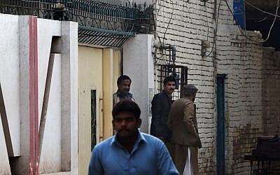 Pakistani investigators leave the house of Gulzar Ahmed Malik, the father of female US shooter Tashfeen Malik, in Multan, Pakistan, December 6, 2015. (AFP/Farooq Naeem)