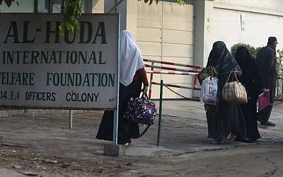 Pakistani students arrive at Al-Huda Institute, one of the most high-profile female seminaries (Islamic religious school), in Multan, December 7, 2015, (AFP/FAROOQ NAEEM)