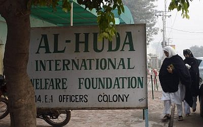 Pakistani students arrive at Al-Huda Institute, one of the most high-profile Islamic female seminaries and where female US shooter Tashfeen Malik studied in Multan, December 8, 2015. (AFP/FAROOQ NAEEM)