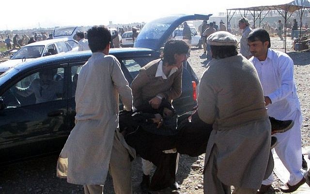 Pakistani men carry an injured blast victim after a bomb explosion at a market in Parachinar, the capital of Kurram tribal district, on December 13, 2015. (AFP PHOTO / IRFAN BURKI) Pakistani men carry an injured blast victim after a bomb explosion at a market in Parachinar, the capital of Kurram tribal district, on December 13, 2015. (AFP PHOTO / IRFAN BURKI)