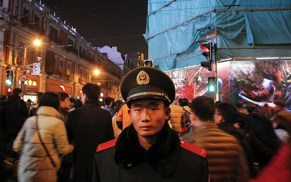 A security officer on patrol on New Year's Eve on the historic riverfront, known as "the Bund," in Shanghai on December 31, 2015. (AFP Photo/STR)