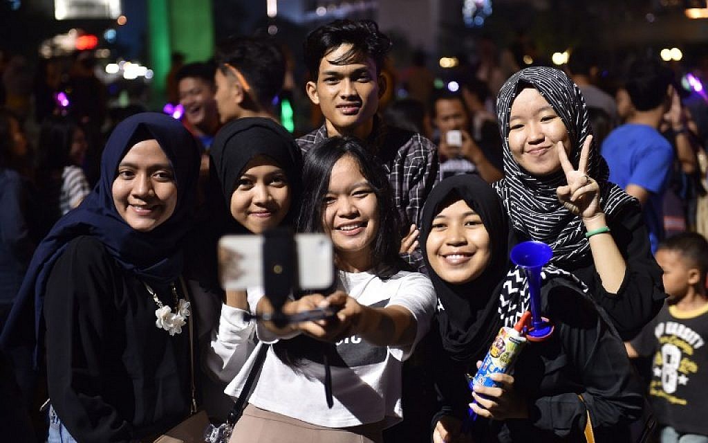 Indonesians take a selfie photograph as they gather during a countdown event to celebrate the New Year in Jakarta on December 31, 2015.  (AFP PHOTO / Bay ISMOYO)